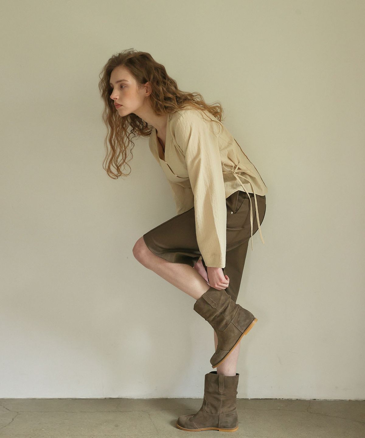 아우로(OURO) RIBBON FLARE BLOUSE  [ BEIGE ]