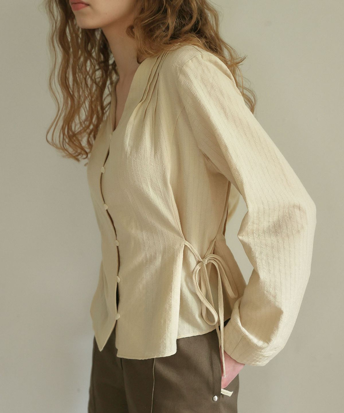 아우로(OURO) RIBBON FLARE BLOUSE  [ BEIGE ]