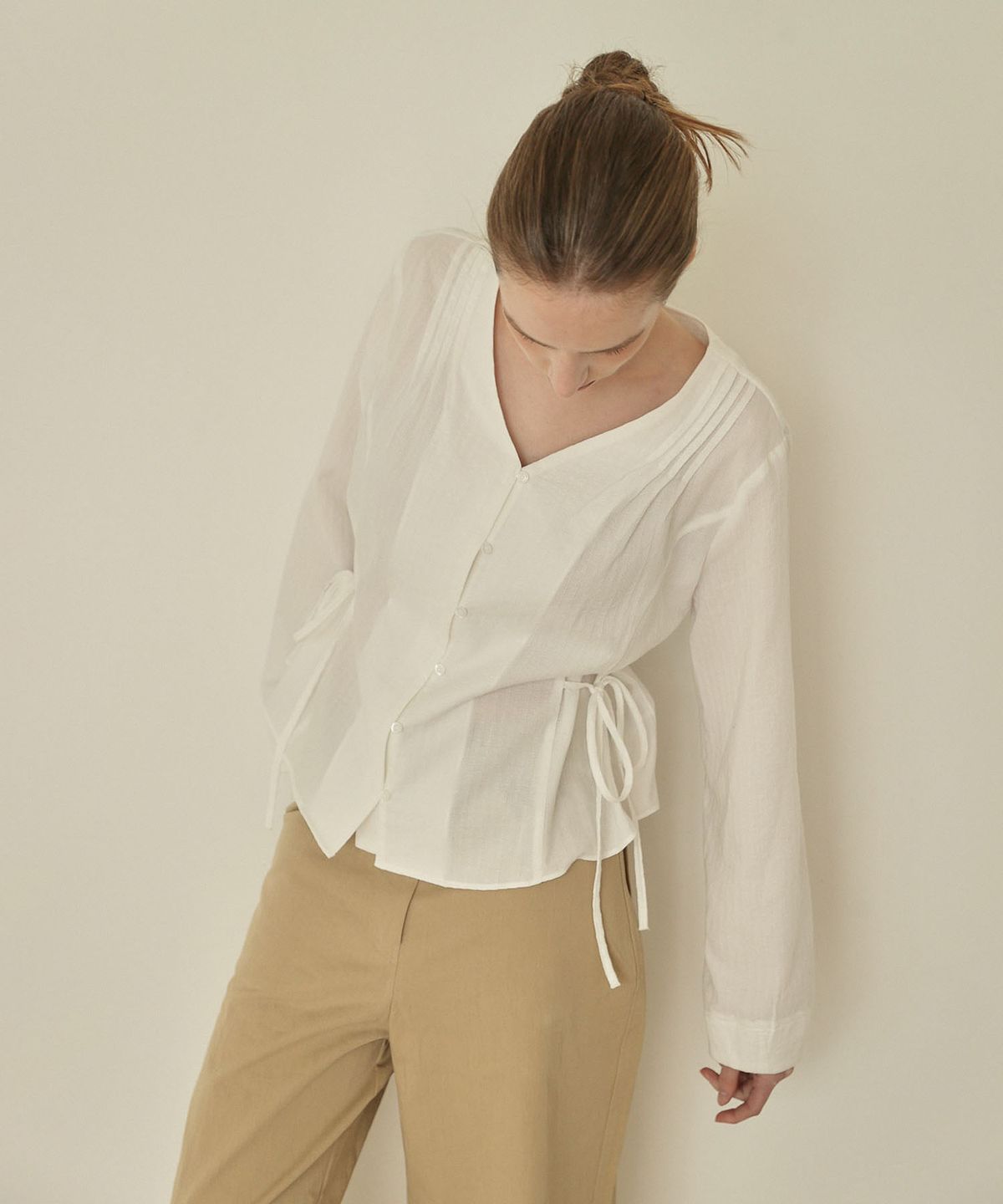 아우로(OURO) RIBBON FLARE BLOUSE  [ WHITE ]