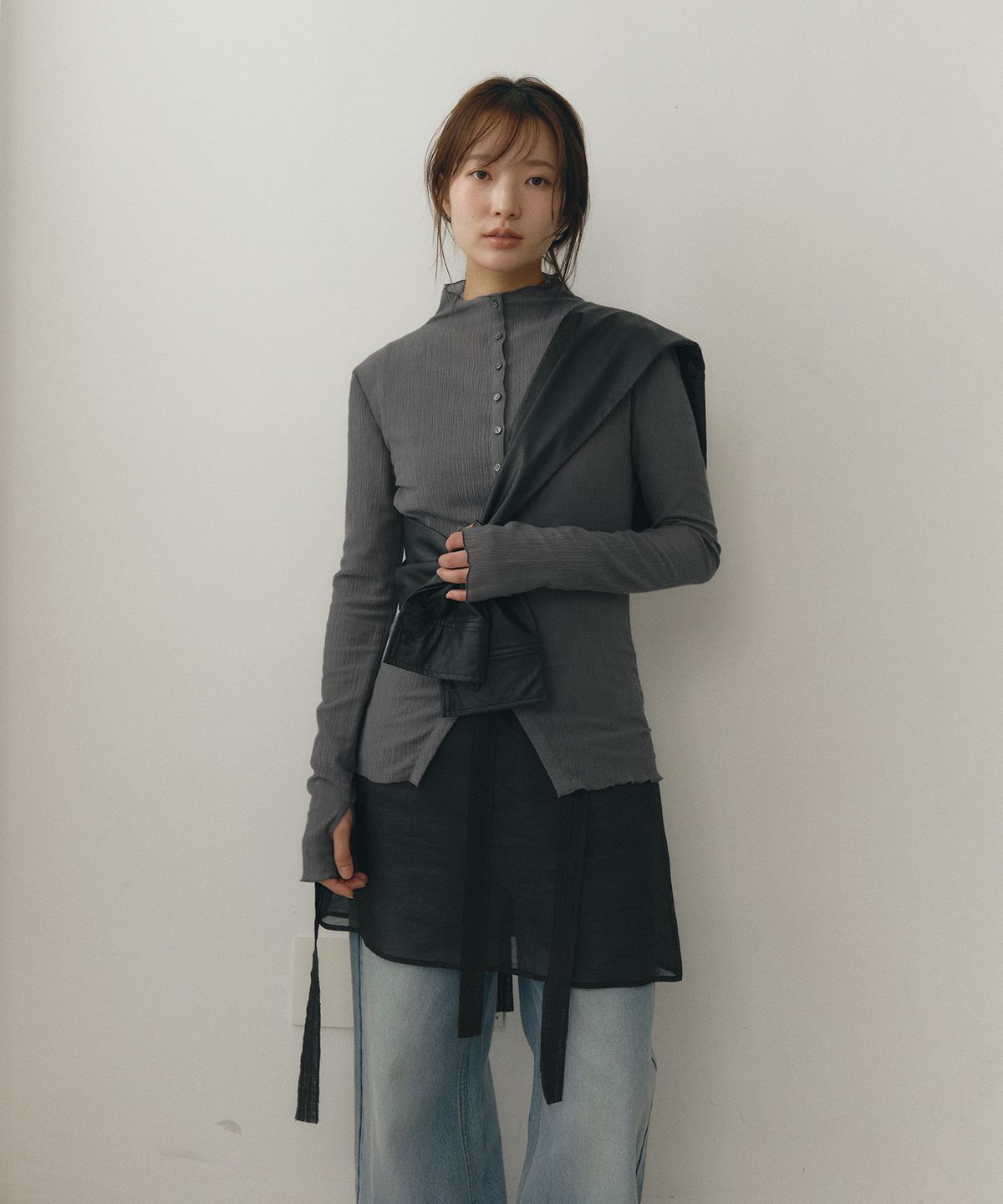로우타이드(LOW TIDE) PLEATS HALF NECK BUTTON TOP [CHARCOAL]