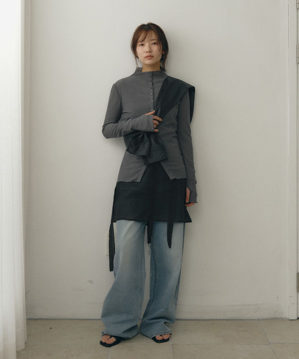 로우타이드(LOW TIDE) PLEATS HALF NECK BUTTON TOP [CHARCOAL]