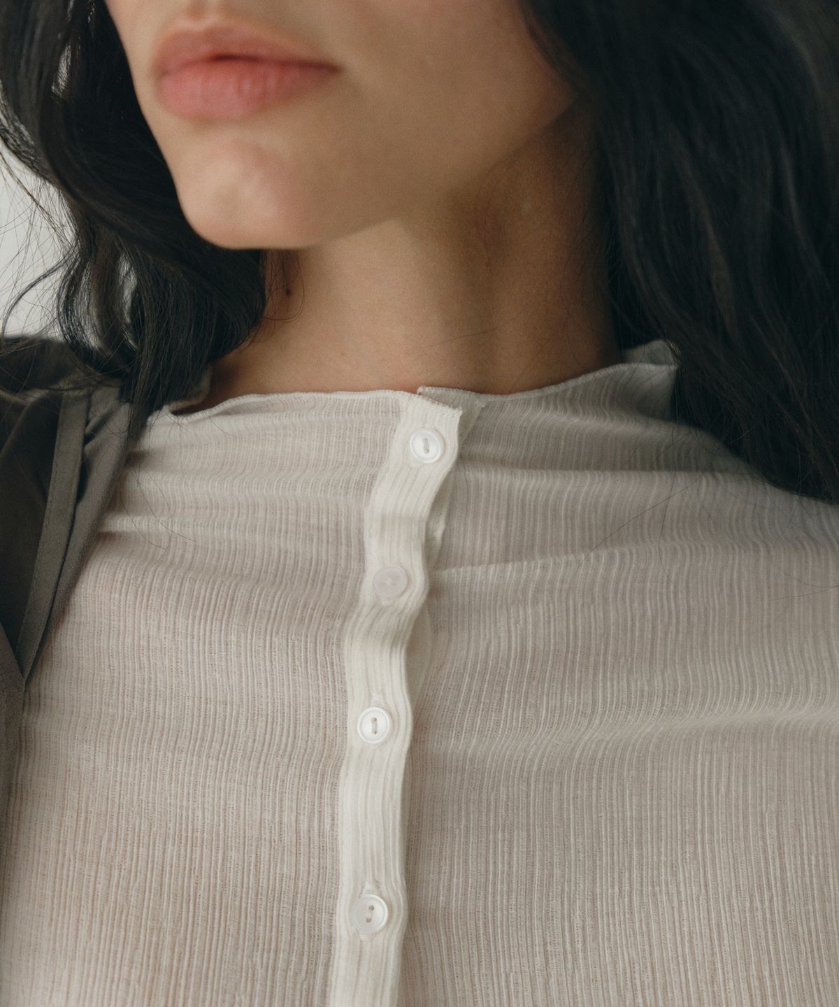 로우타이드(LOW TIDE) PLEATS HALF NECK BUTTON TOP [WHITE]