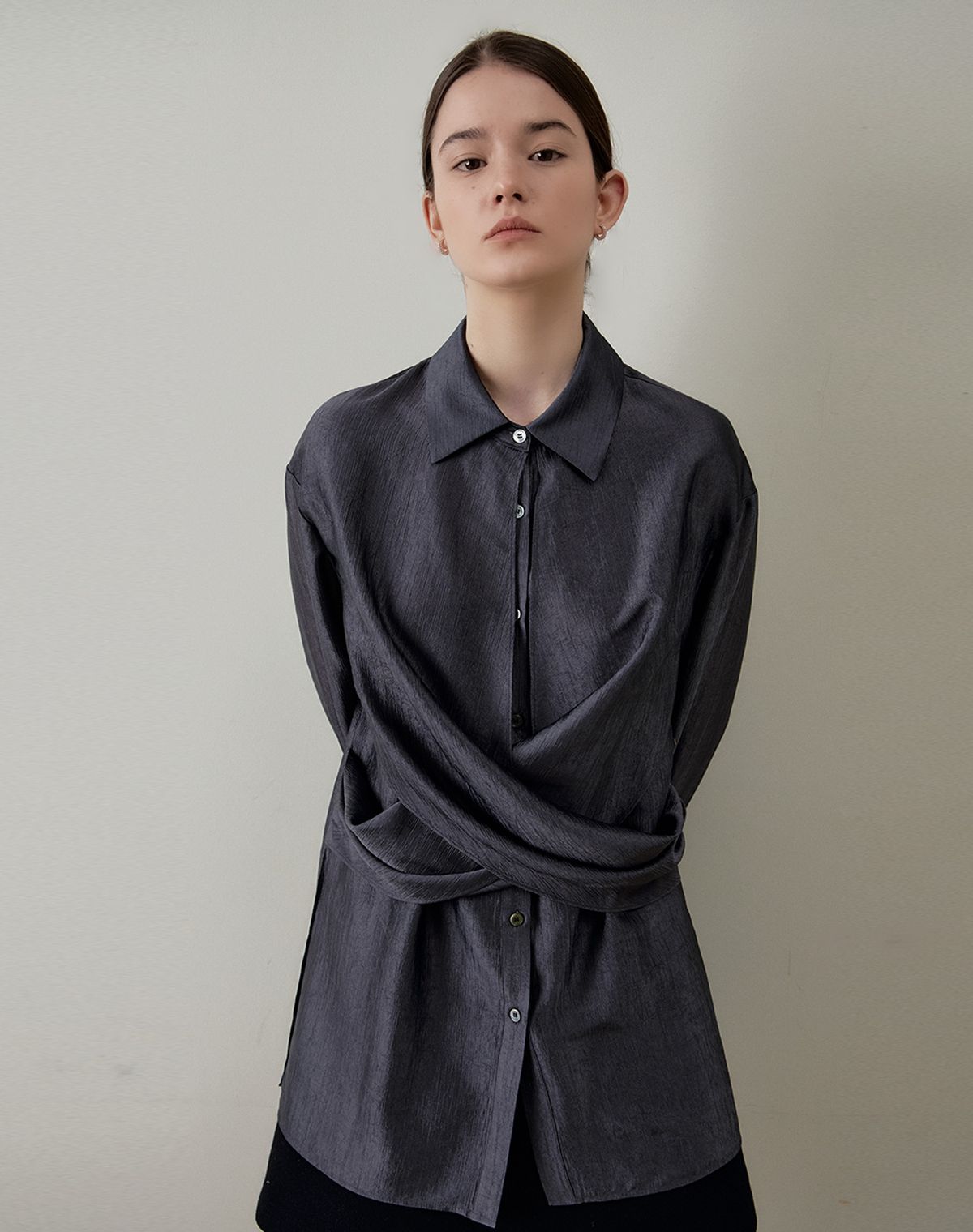 지에마르(GIEMAR) X BLOUSE CHARCOAL 엑스 블라우스 차콜