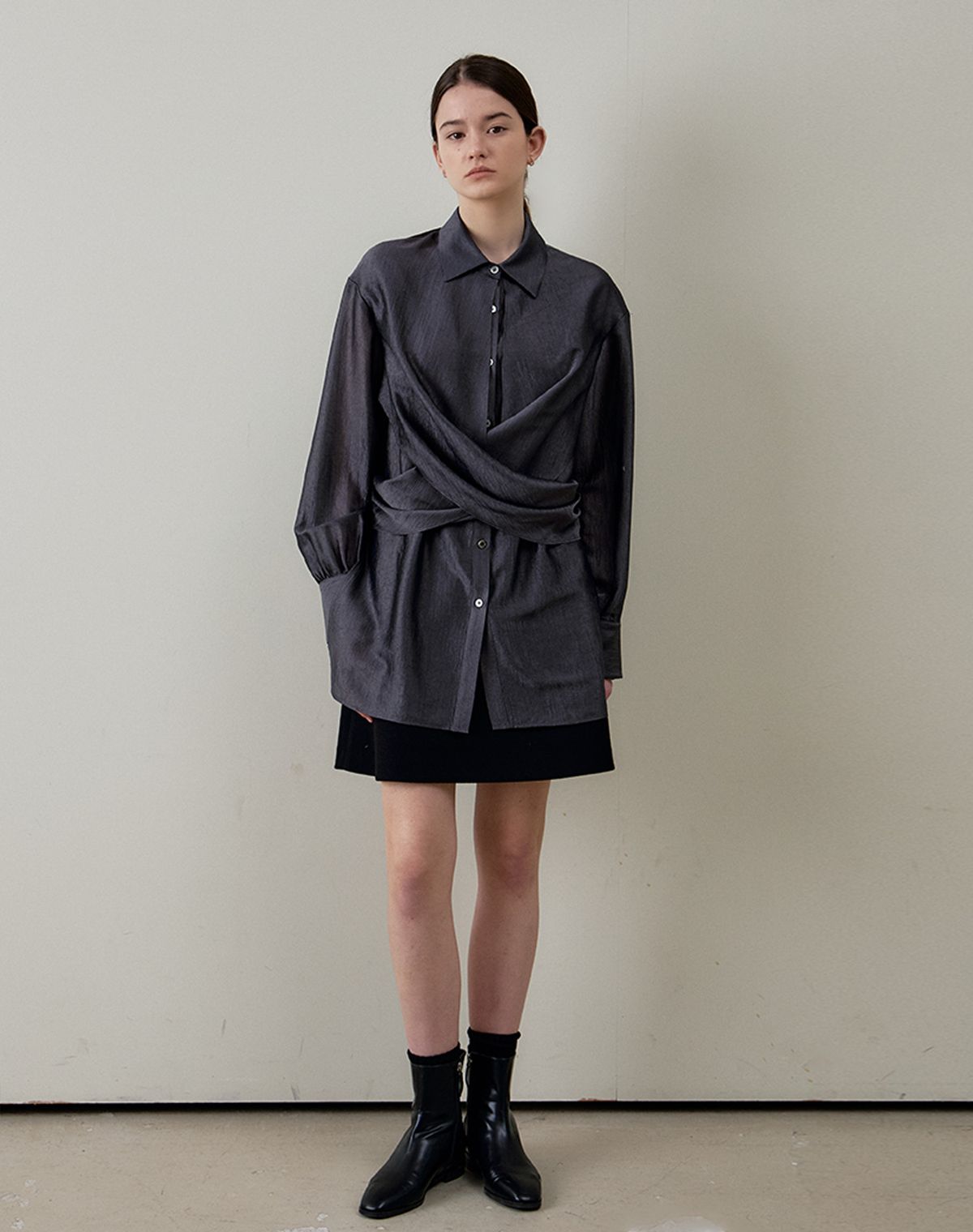 지에마르(GIEMAR) X BLOUSE CHARCOAL 엑스 블라우스 차콜