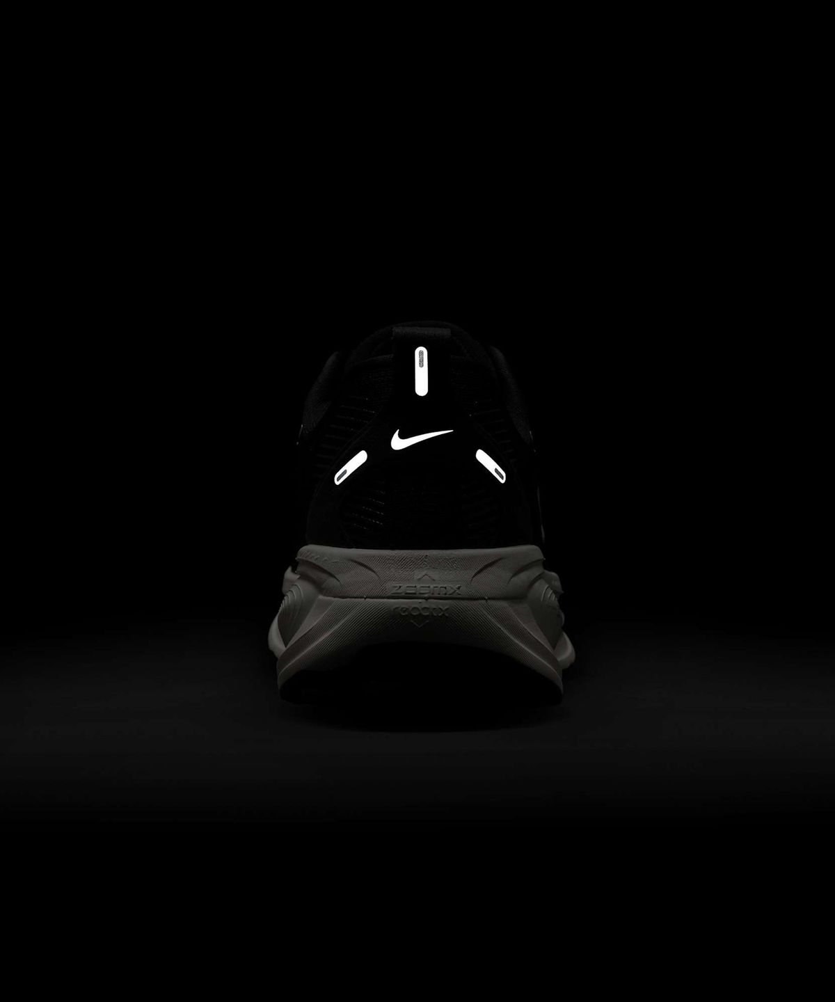 나이키(NIKE) 보메로 18 W - 블랙:코코넛 밀크:라이트 아이언 오어:서밋 화이트 / HM6804-005