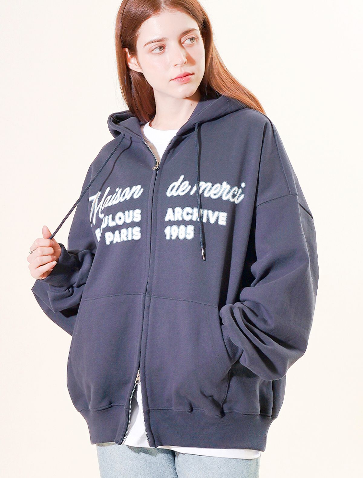 라 메종 스튜디오(LA MAISON STUDIO) UNISEX 투톤 블러 엠보로고 후드 집업 네이비(FCF1ZP323M)
