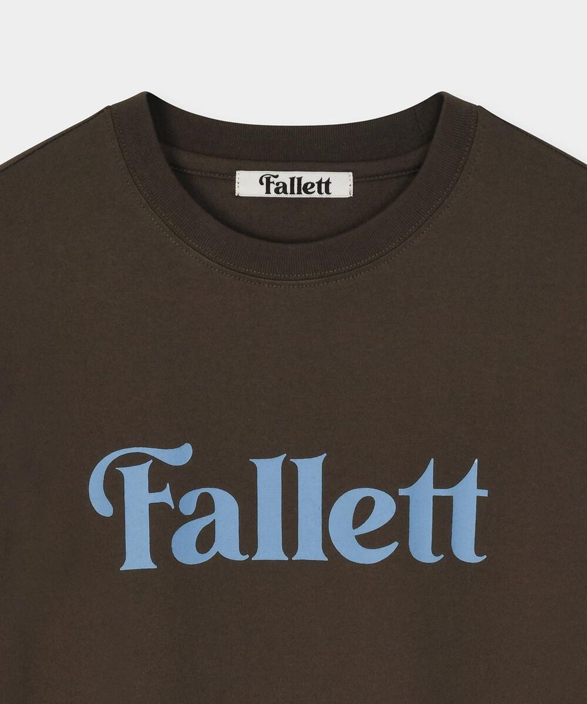 팔렛(FALLETT) 스토리 로고 에센셜 반팔티 브라운