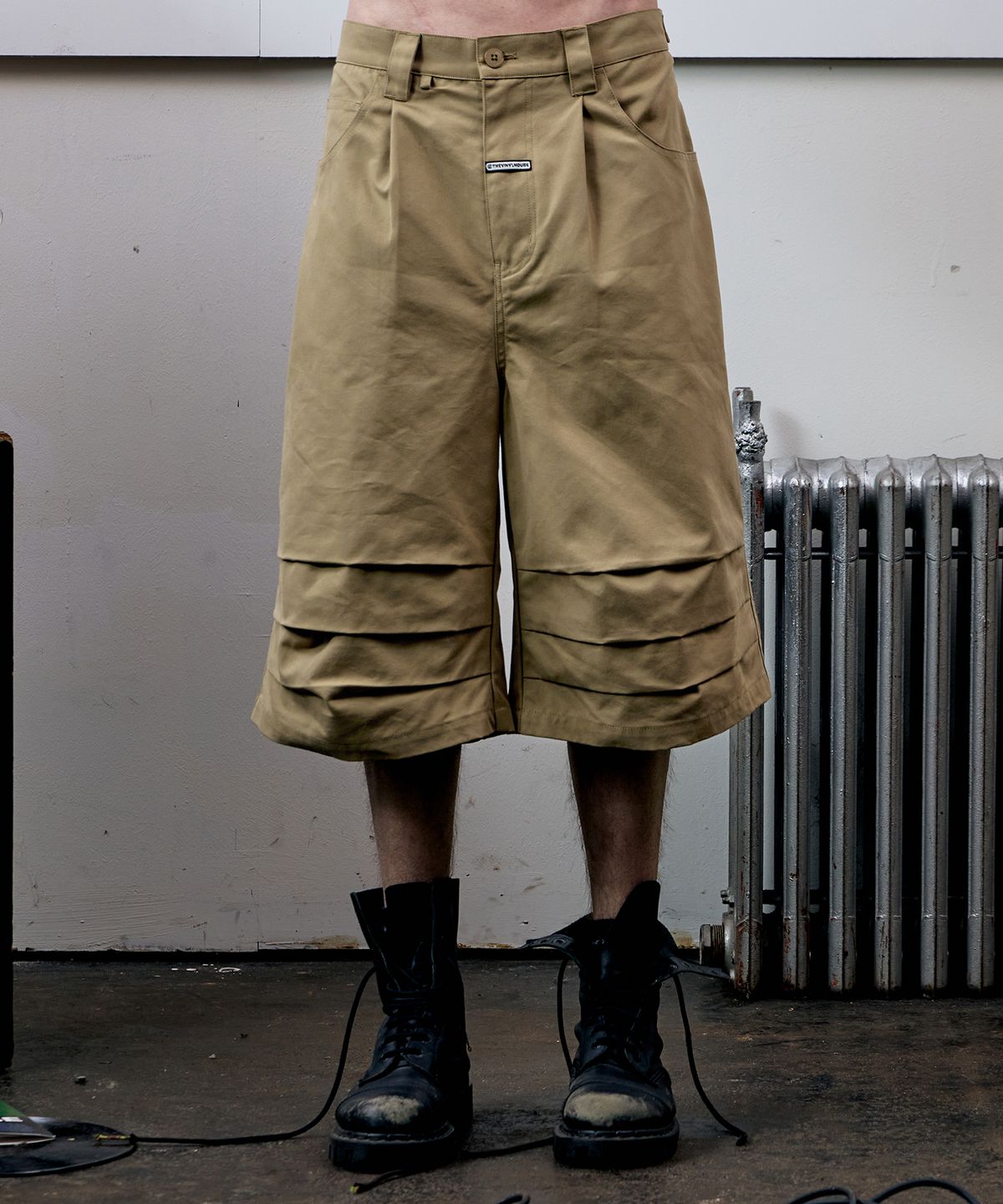 더바이닐하우스(THEVINYLHOUSE) THREE-QUARTER DART PANTS BEIGE