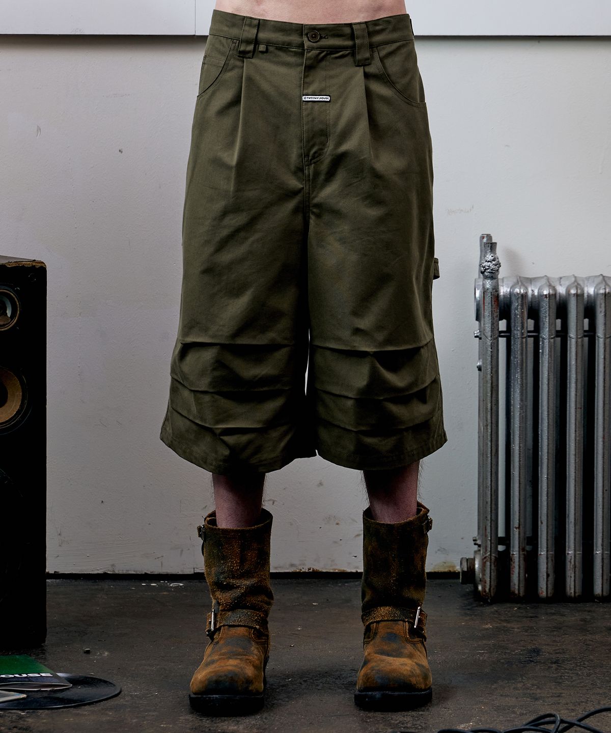 더바이닐하우스(THEVINYLHOUSE) THREE-QUARTER DART PANTS KHAKI