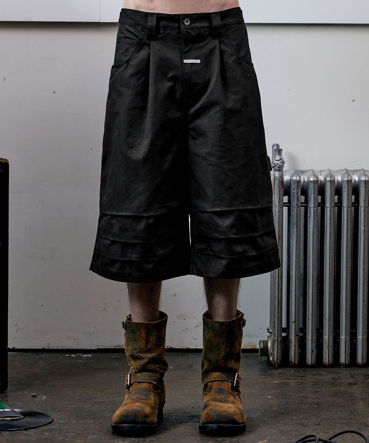더바이닐하우스(THEVINYLHOUSE) THREE-QUARTER DART PANTS BLACK