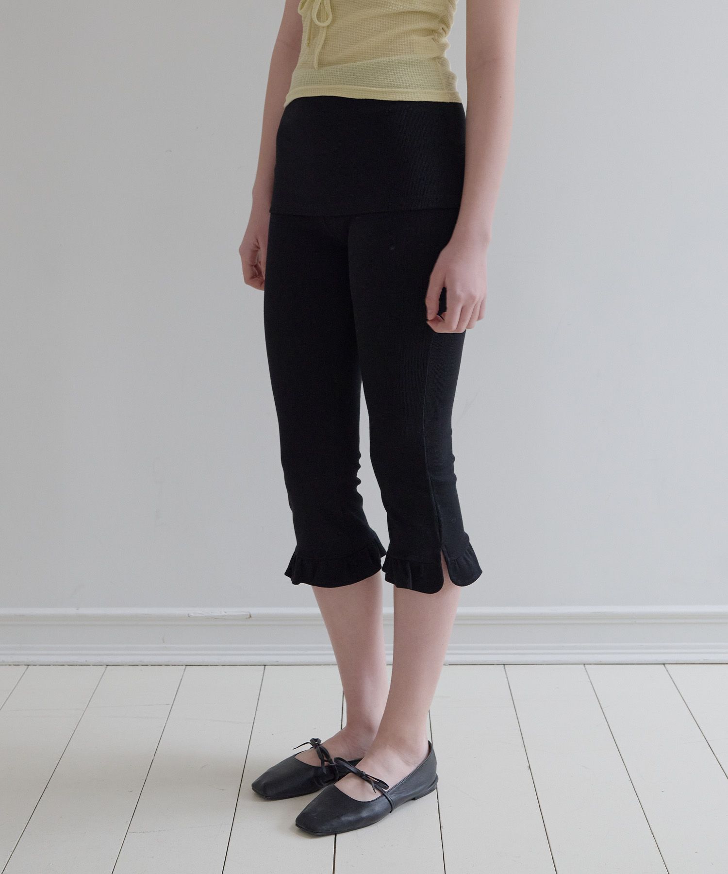 MUSINSA公式 | FUNFROMFUN Frill Hem Capri (Black)