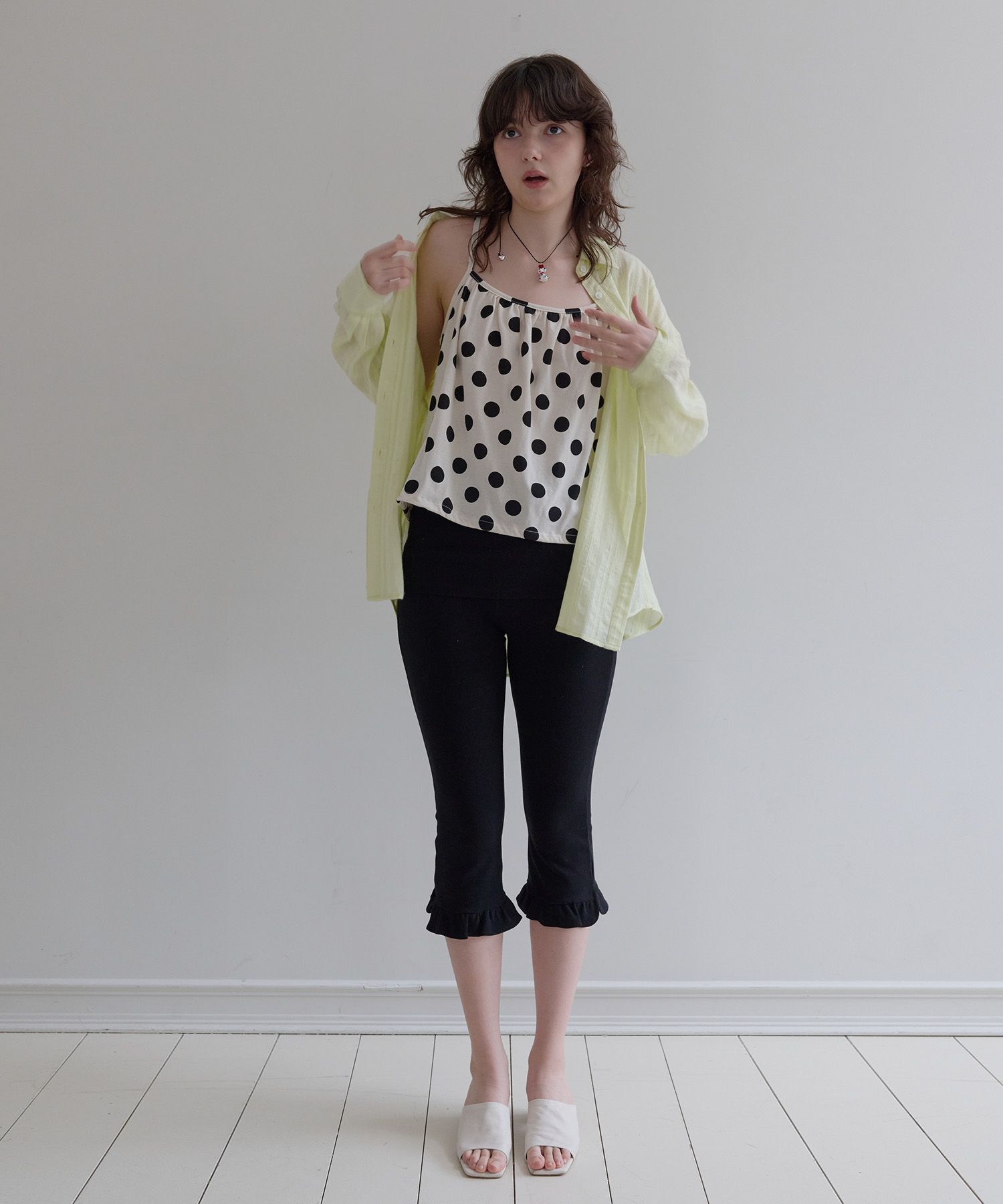 MUSINSA公式 | FUNFROMFUN Frill Hem Capri (Black)