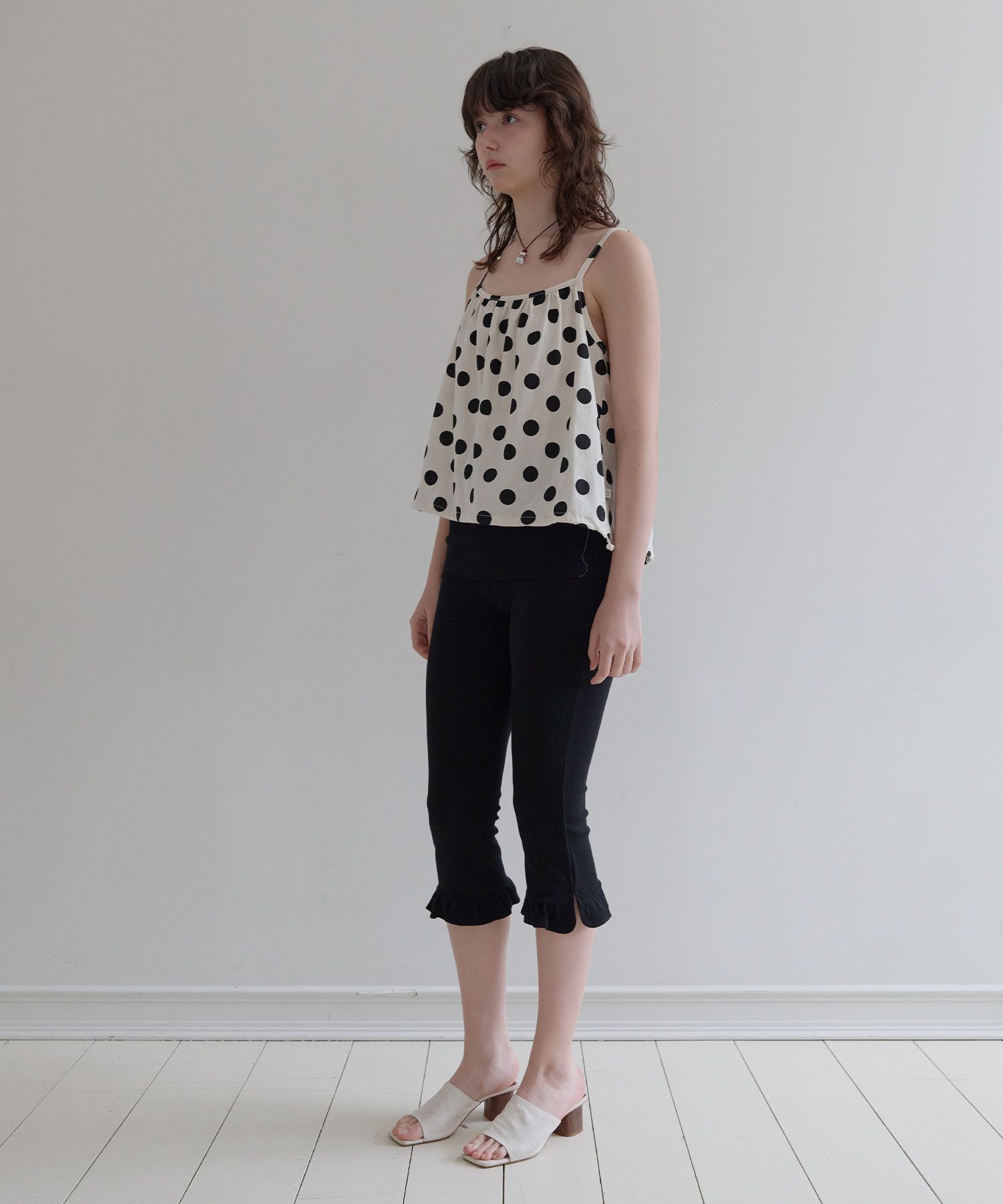MUSINSA公式 | FUNFROMFUN Frill Hem Capri (Black)