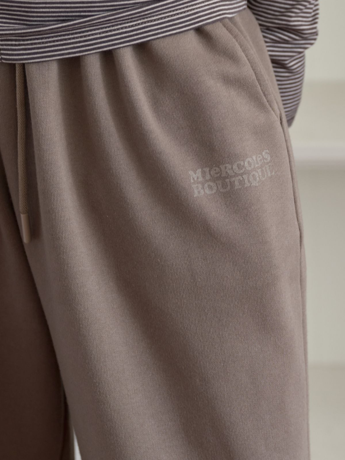 미에르꼴레스(MIERCOLES) MIERCOLES LOGO SWEAT PANTS [mocha]