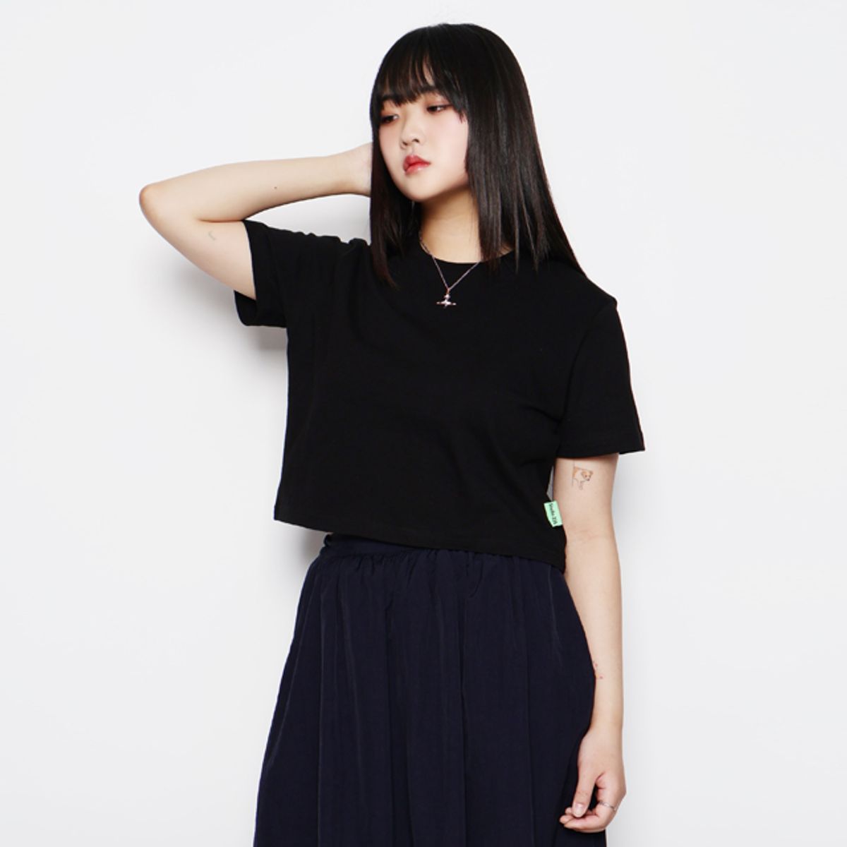 스튜디오235(STUDIO 235) 베이직 크롭 무지 반팔 블랙