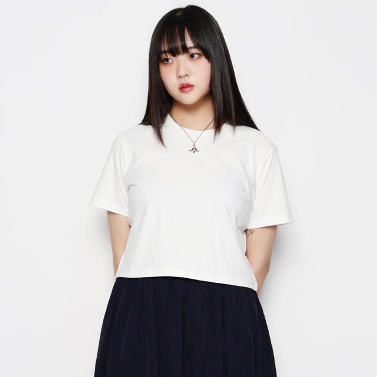 스튜디오235(STUDIO 235) 베이직 크롭 무지 반팔 오프화이트