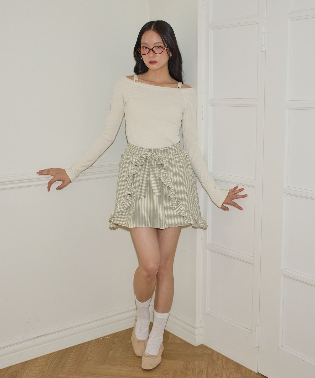 살롱 드 욘(SALON DE YOHN) Button Point Strap Off Shoulder T_ Ivory