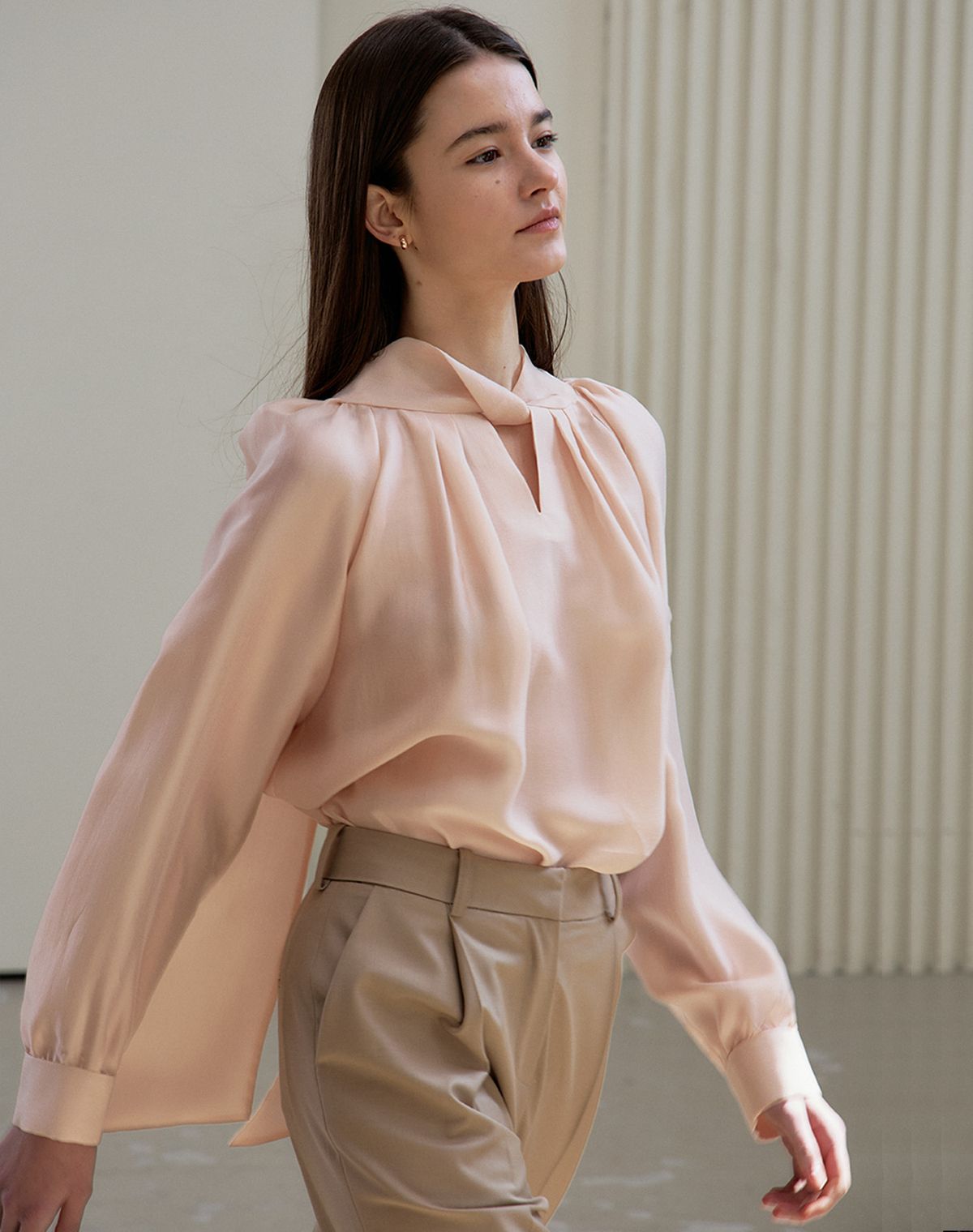 지에마르(GIEMAR) TWIST TWO WAY TIE BLOUSE Y PEACH   트위스트 투웨이 타이 블라우스  피치 5차