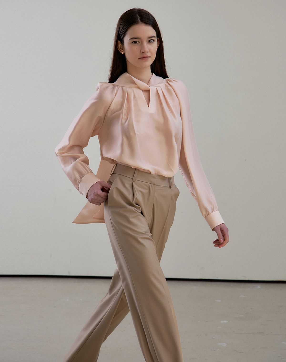 지에마르(GIEMAR) TWIST TWO WAY TIE BLOUSE Y PEACH   트위스트 투웨이 타이 블라우스  피치 5차