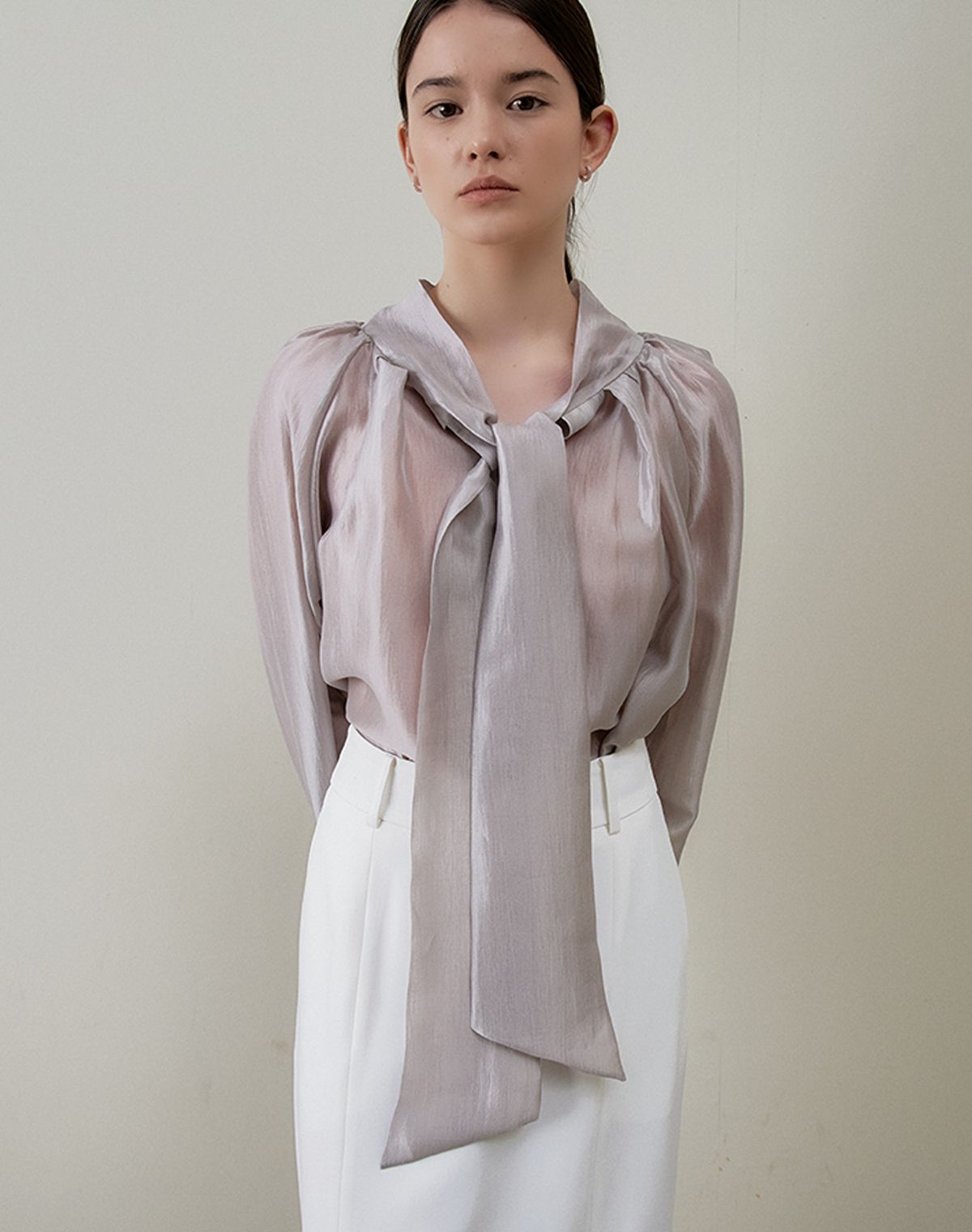 지에마르(GIEMAR) TWIST TWO WAY TIE BLOUSE GRAY 트위스트 투웨이 타이 블라우스 그레이