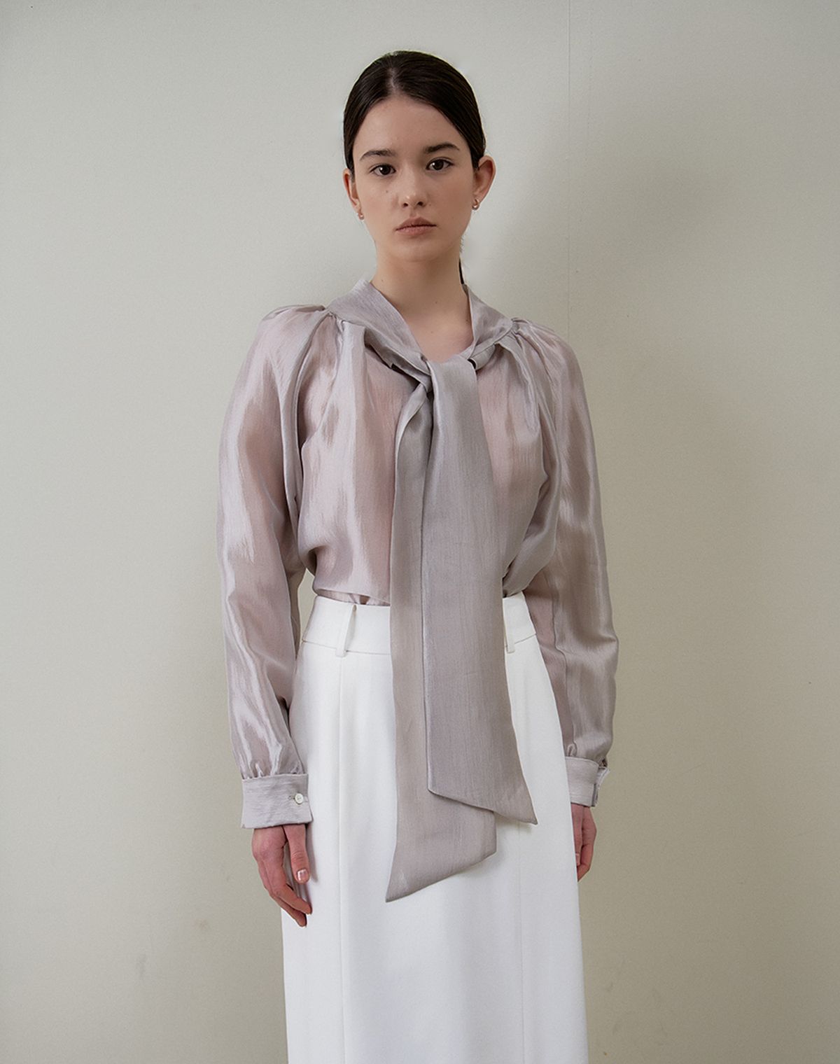 지에마르(GIEMAR) TWIST TWO WAY TIE BLOUSE GRAY 트위스트 투웨이 타이 블라우스 그레이