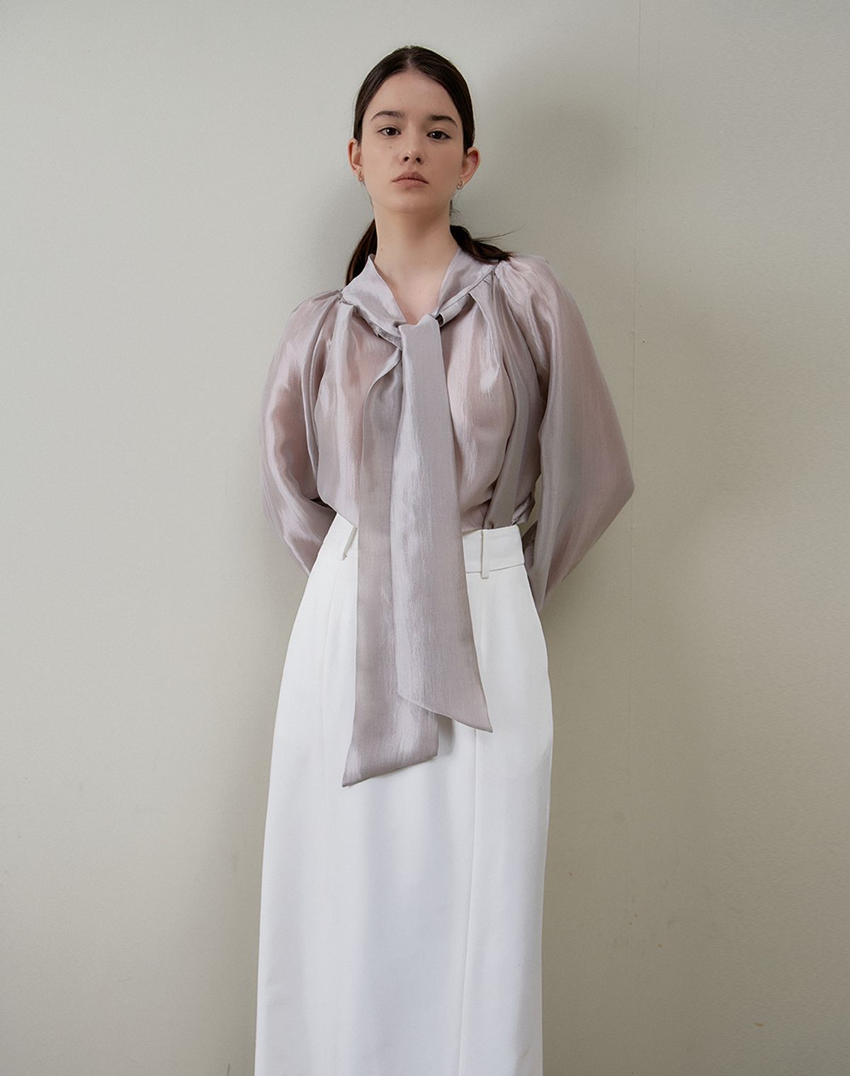 지에마르(GIEMAR) TWIST TWO WAY TIE BLOUSE GRAY 트위스트 투웨이 타이 블라우스 그레이