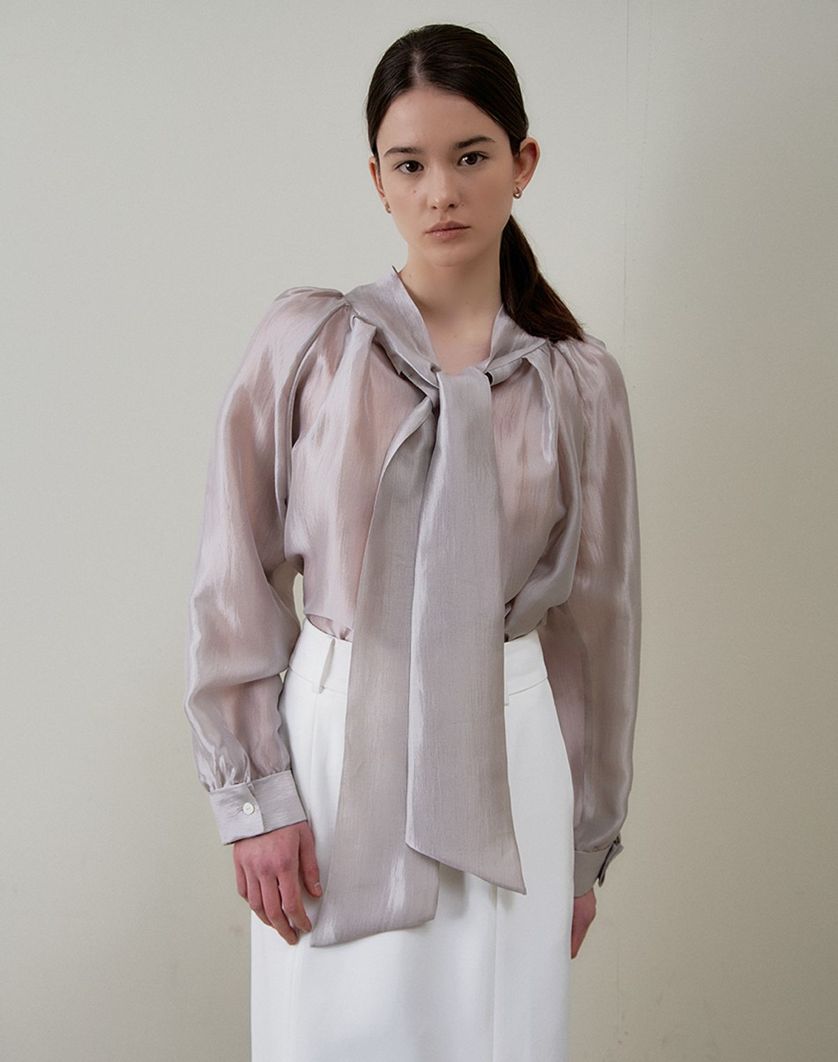 지에마르(GIEMAR) TWIST TWO WAY TIE BLOUSE GRAY 트위스트 투웨이 타이 블라우스 그레이