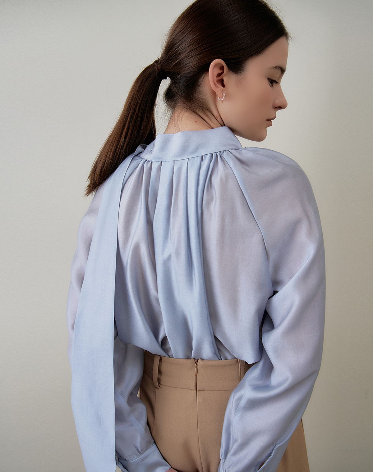 지에마르(GIEMAR) SIDE TIE BLOUSE SKY BLUE   사이드 타이 블라우스 스카이블루