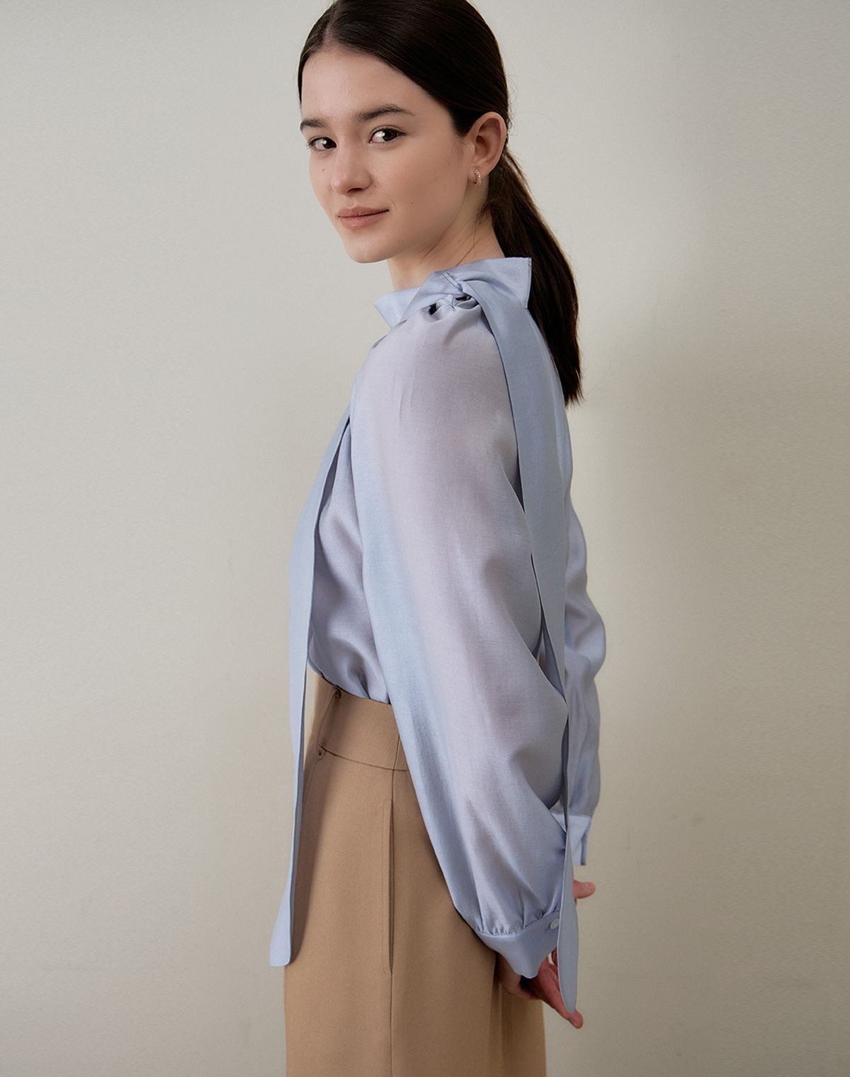 지에마르(GIEMAR) SIDE TIE BLOUSE SKY BLUE   사이드 타이 블라우스 스카이블루