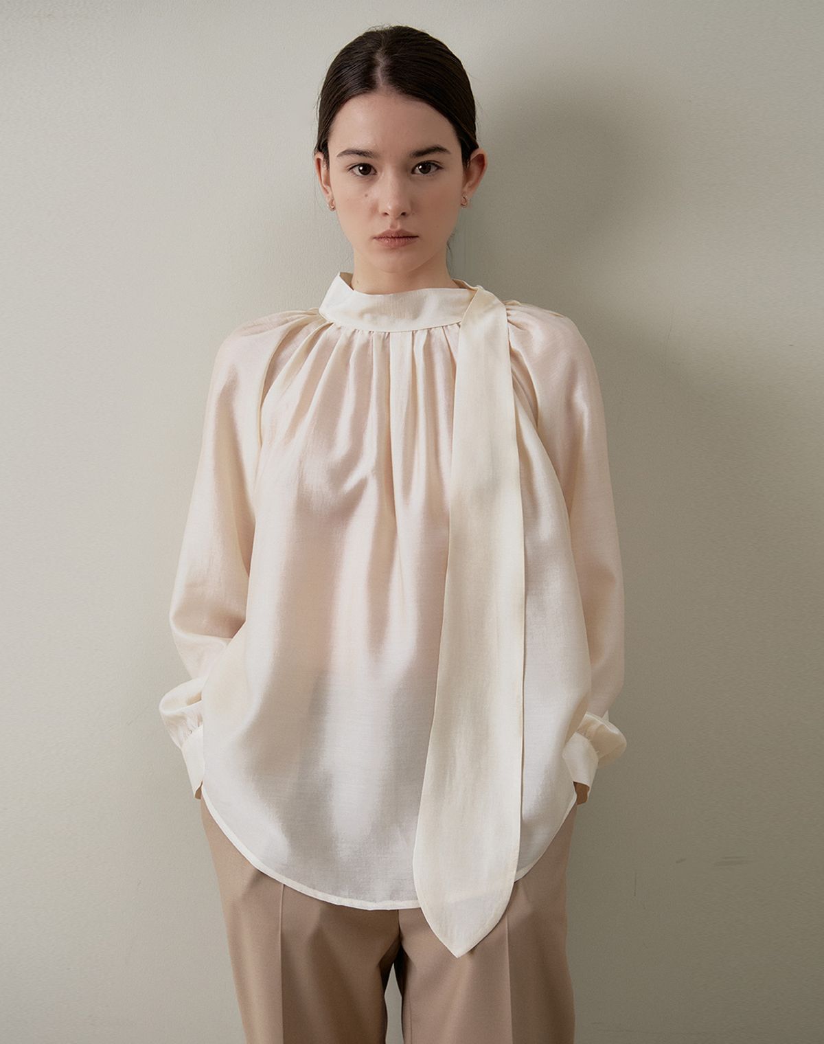 지에마르(GIEMAR) SIDE TIE BLOUSE IVORY   사이드 타이 블라우스 아이보리