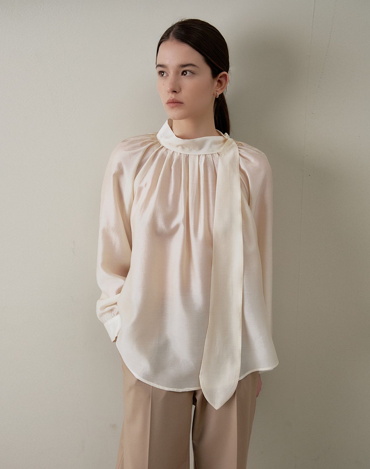 지에마르(GIEMAR) SIDE TIE BLOUSE IVORY   사이드 타이 블라우스 아이보리