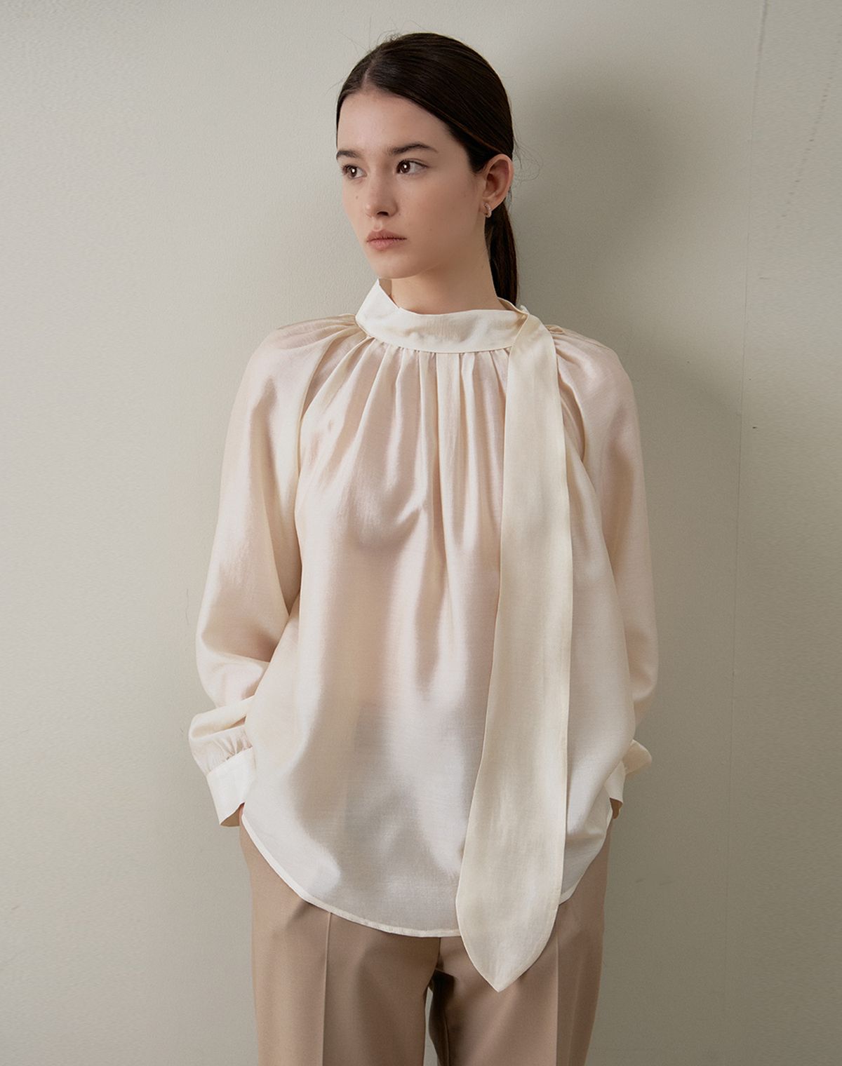 지에마르(GIEMAR) SIDE TIE BLOUSE IVORY   사이드 타이 블라우스 아이보리