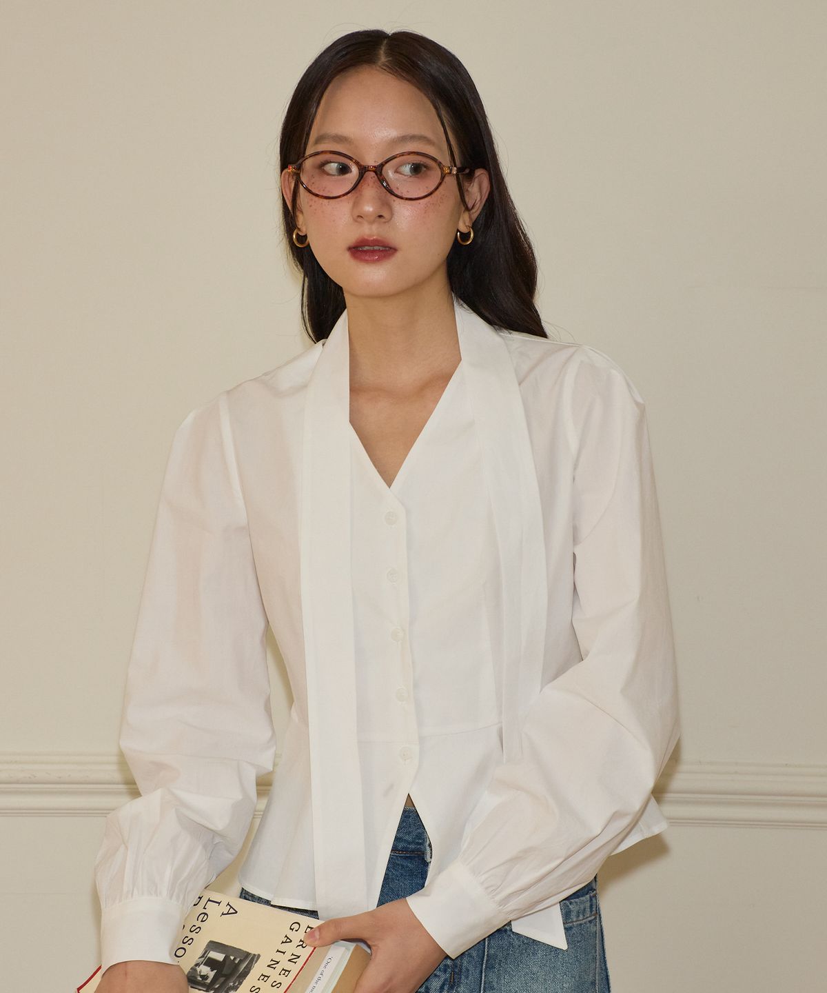 살롱 드 욘(SALON DE YOHN) V-neck Tie Cotton Blouse_ White