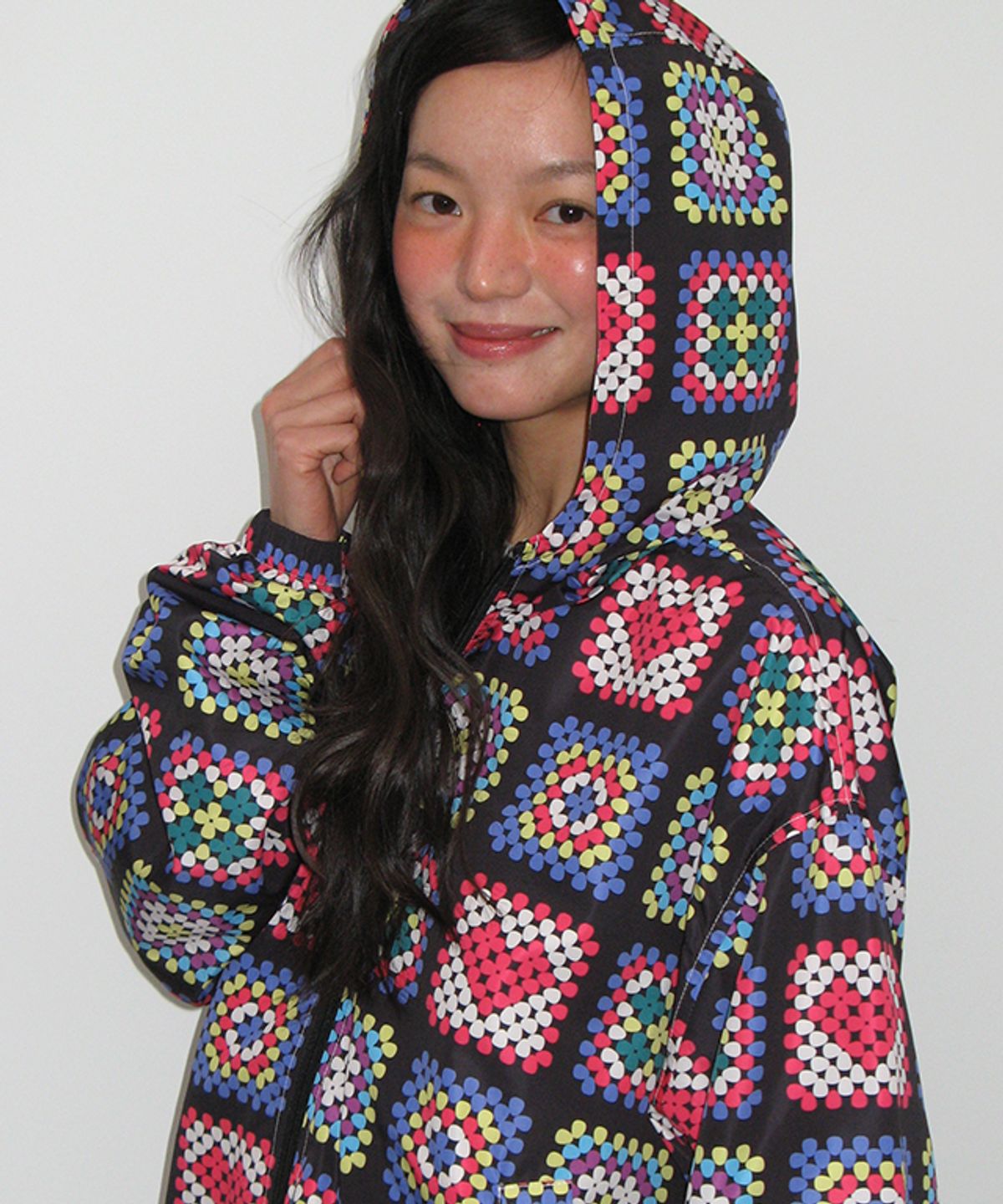 론론(RONRON) HEART CROCHET PATTERN HOODED WINDBREAKER JUMPER BLACK