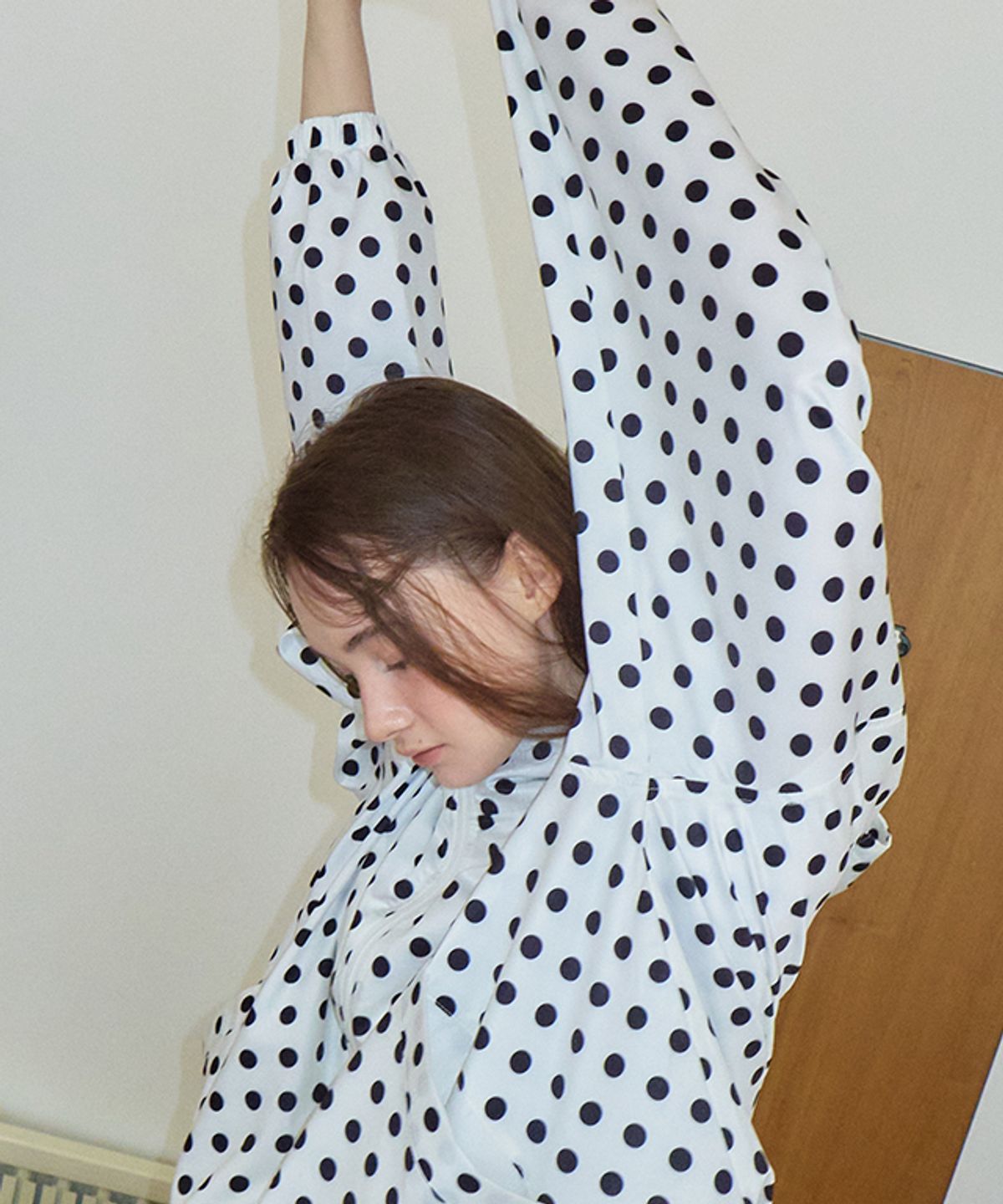 론론(RONRON) HOODED WINDBREAKER JUMPER WHITE BLACK DOT