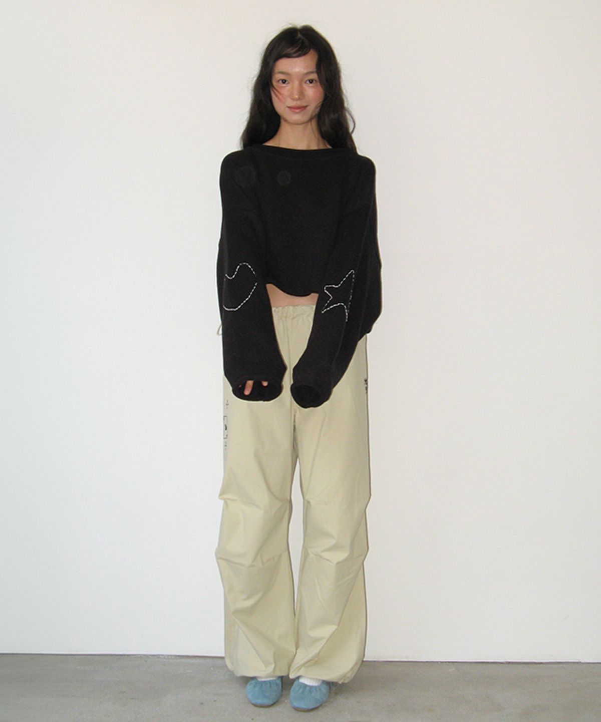 론론(RONRON) HEART STAR HAND STITCH OVERFIT CROP KNIT BLACK