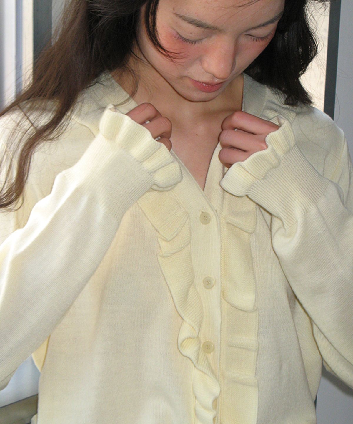 론론(RONRON) SIDE RUFFLE V NECK KNIT CARDIGAN SOFT YELLOW