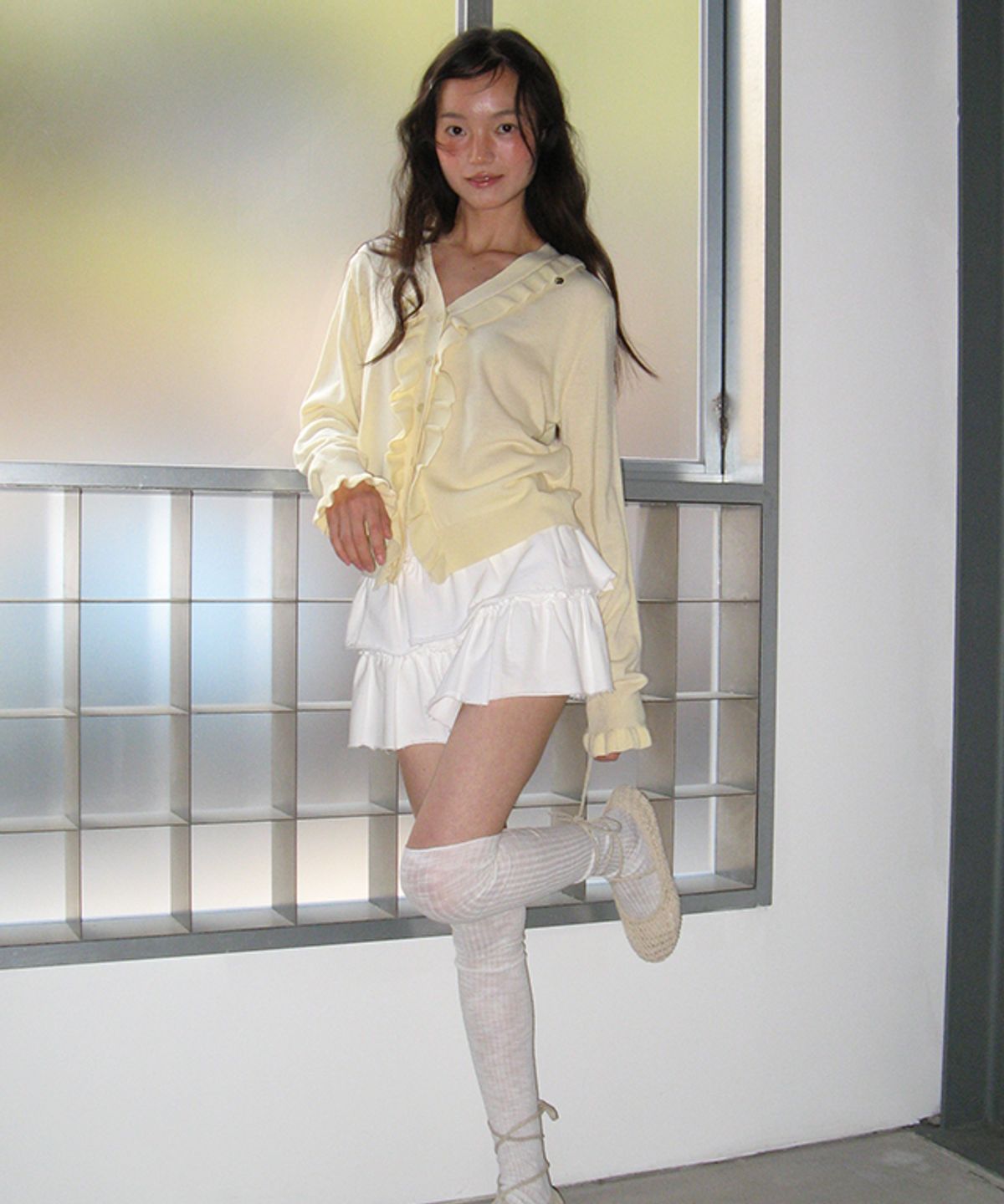 론론(RONRON) SIDE RUFFLE V NECK KNIT CARDIGAN SOFT YELLOW