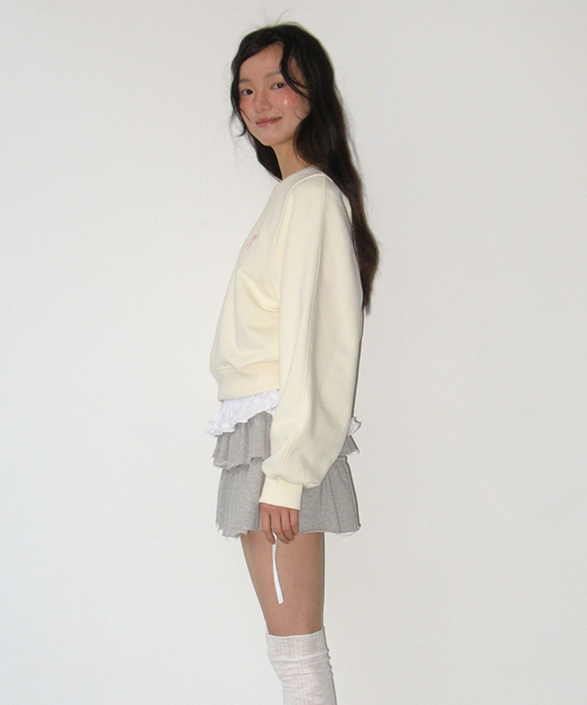 론론(RONRON) VOLUME SLEEVE RIBBON SWEATSHIRT CREAM