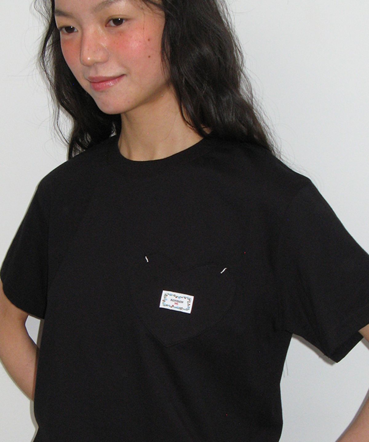 론론(RONRON) HEART POCKET OVER FIT SHORT SLEEVE T SHIRT BLACK