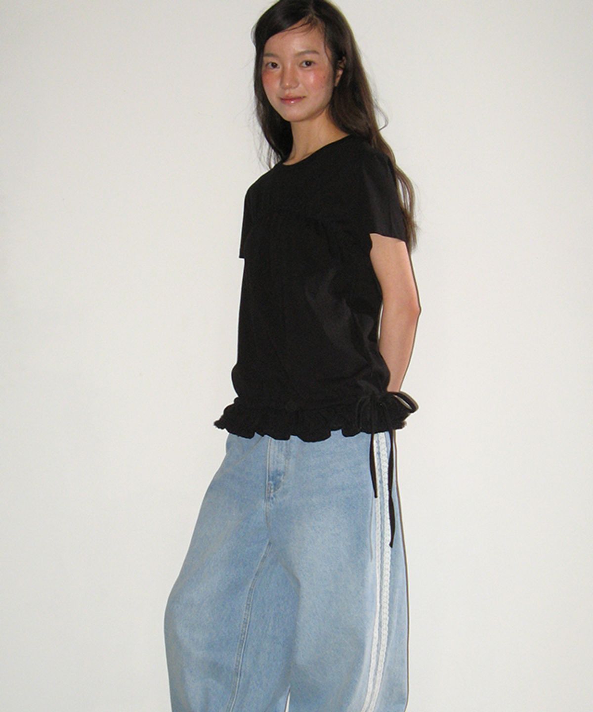론론(RONRON) FRILL SHIRRING SHORT SLEEVE T SHIRT BLACK
