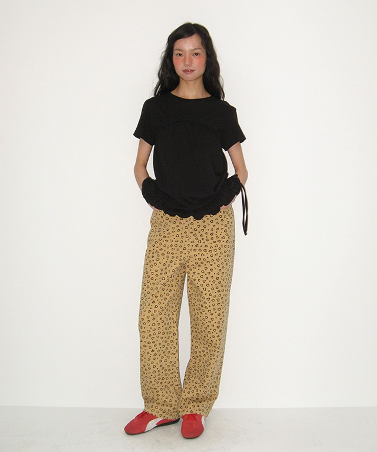 론론(RONRON) FRILL SHIRRING SHORT SLEEVE T SHIRT BLACK