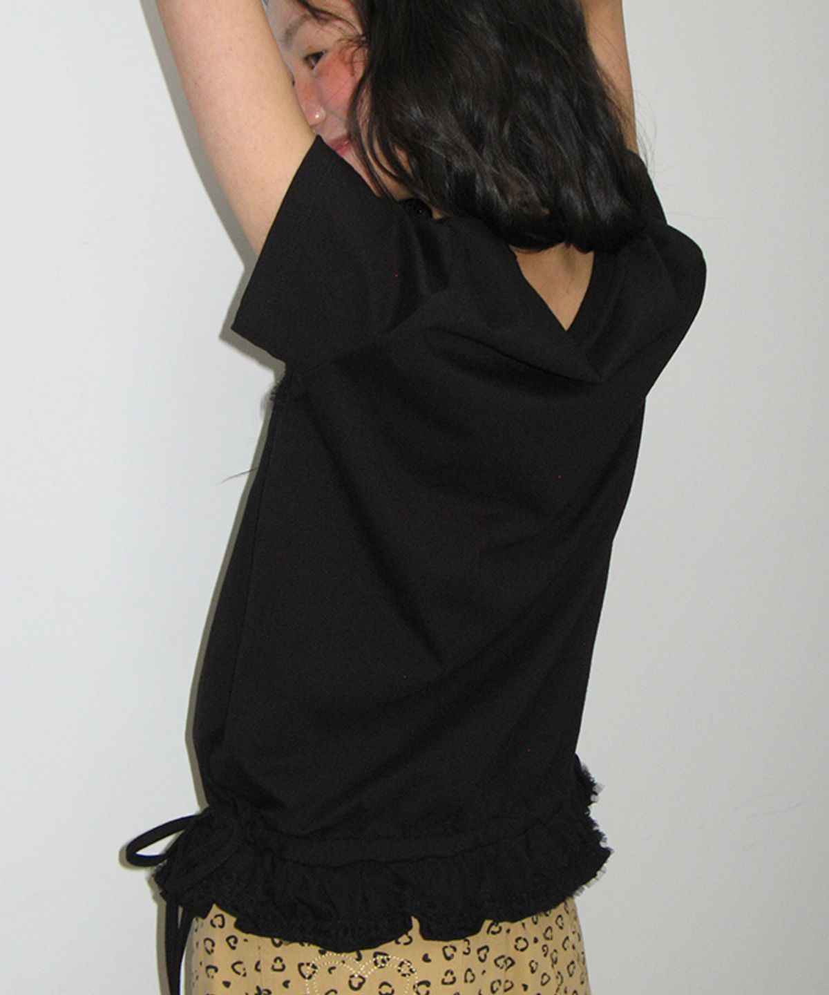 론론(RONRON) FRILL SHIRRING SHORT SLEEVE T SHIRT BLACK