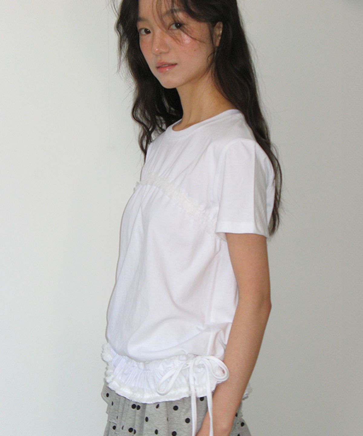 론론(RONRON) FRILL SHIRRING SHORT SLEEVE T SHIRT WHITE