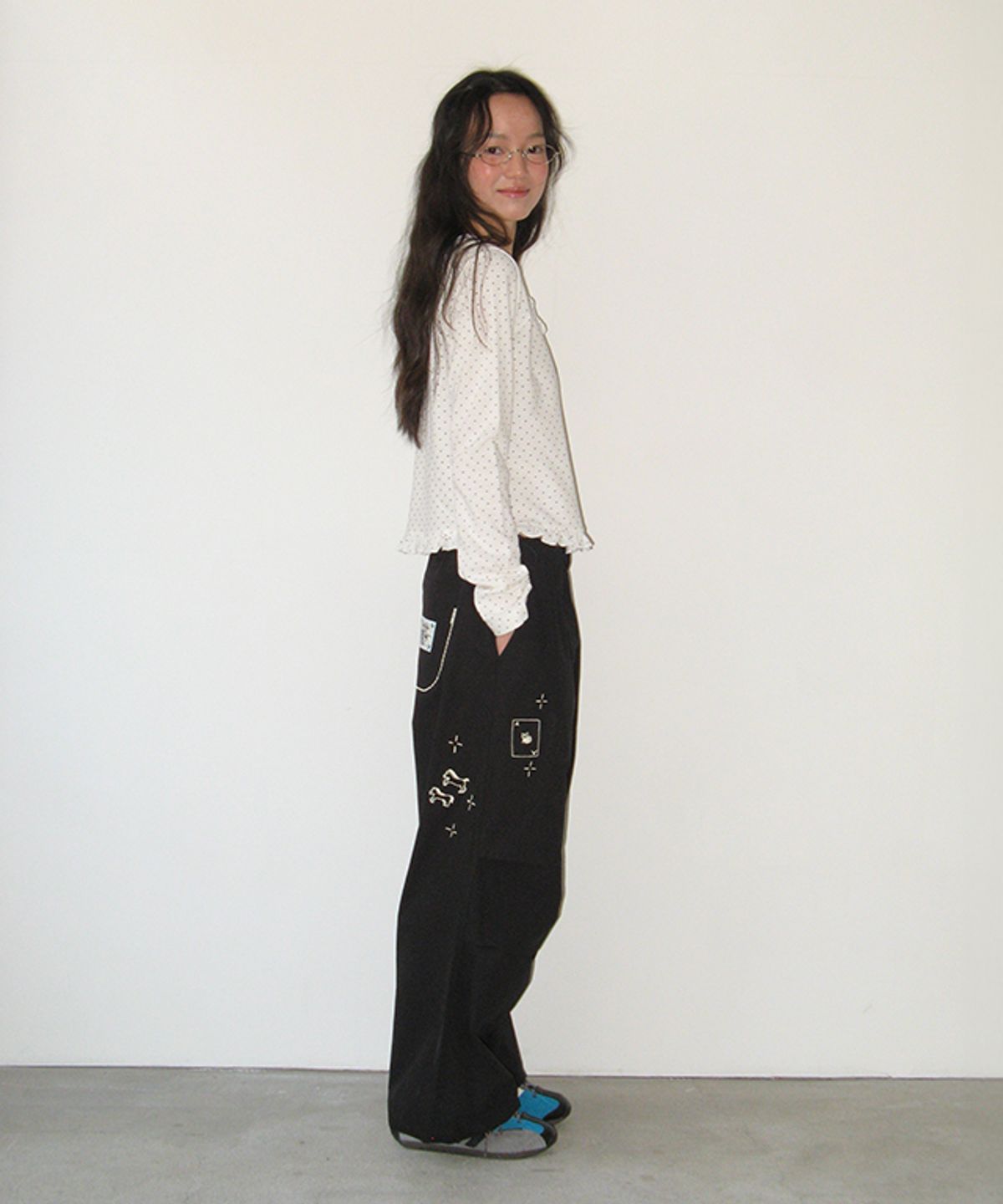 론론(RONRON) DOT RUFFLE LONG SLEEVE T SHIRT WHITE