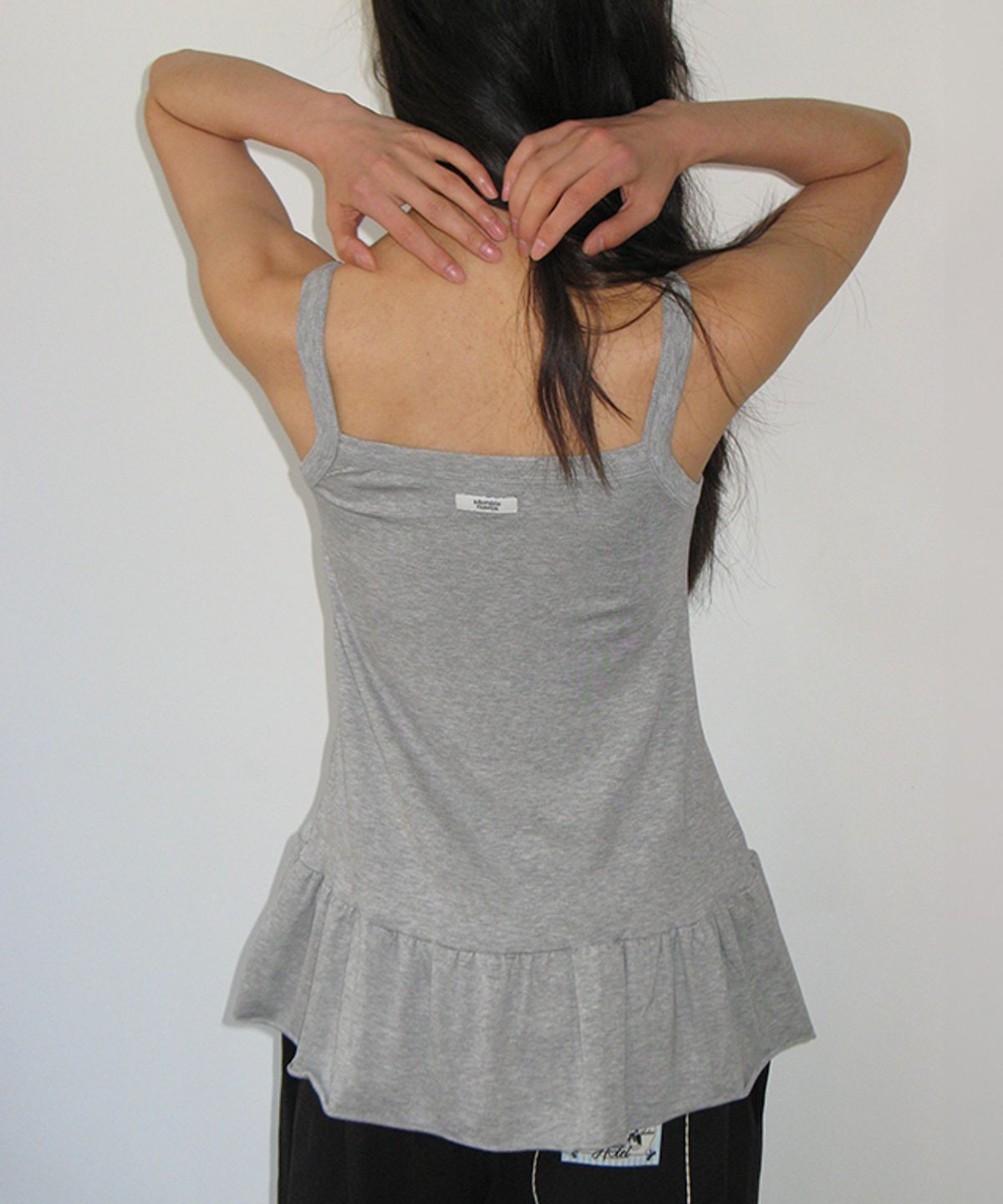 론론(RONRON) PENDANT RUFFLE LAYERED SLIM SLEEVELESS GREY