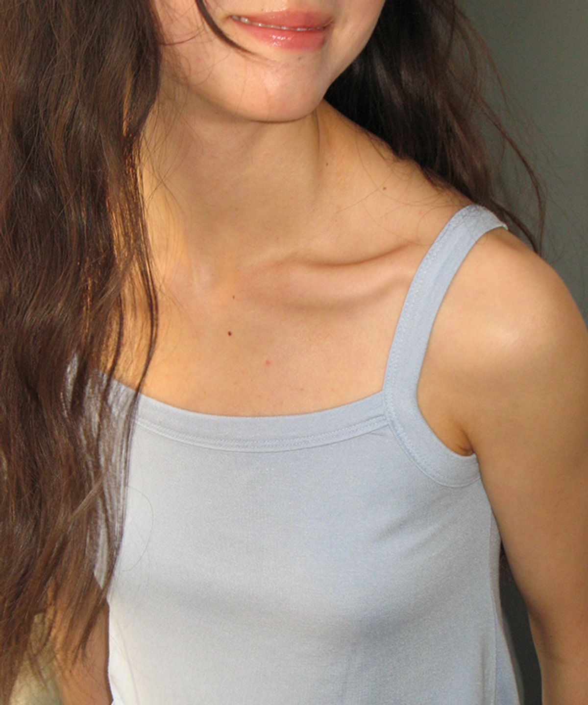 론론(RONRON) PENDANT RUFFLE LAYERED SLIM SLEEVELESS SOFT BLUE
