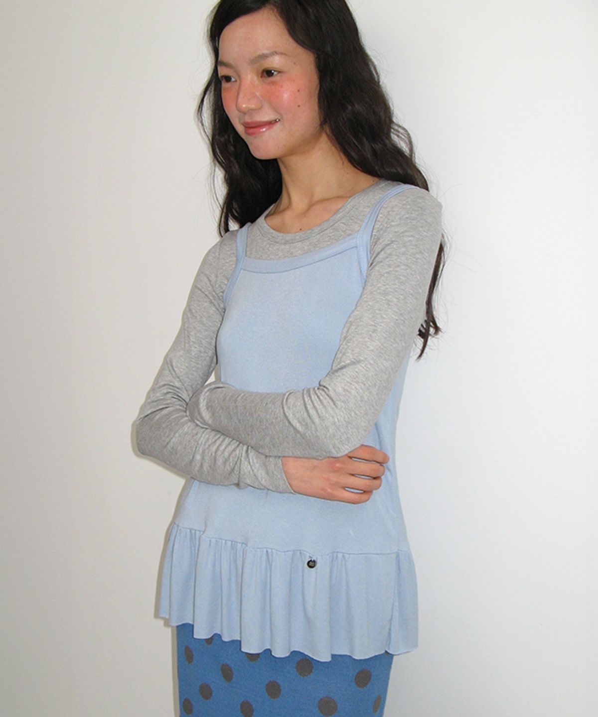 론론(RONRON) PENDANT RUFFLE LAYERED SLIM SLEEVELESS SOFT BLUE