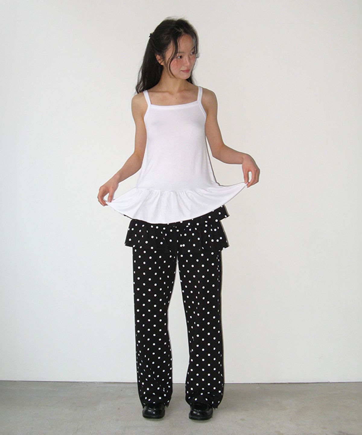 론론(RONRON) PENDANT RUFFLE LAYERED SLIM SLEEVELESS WHITE