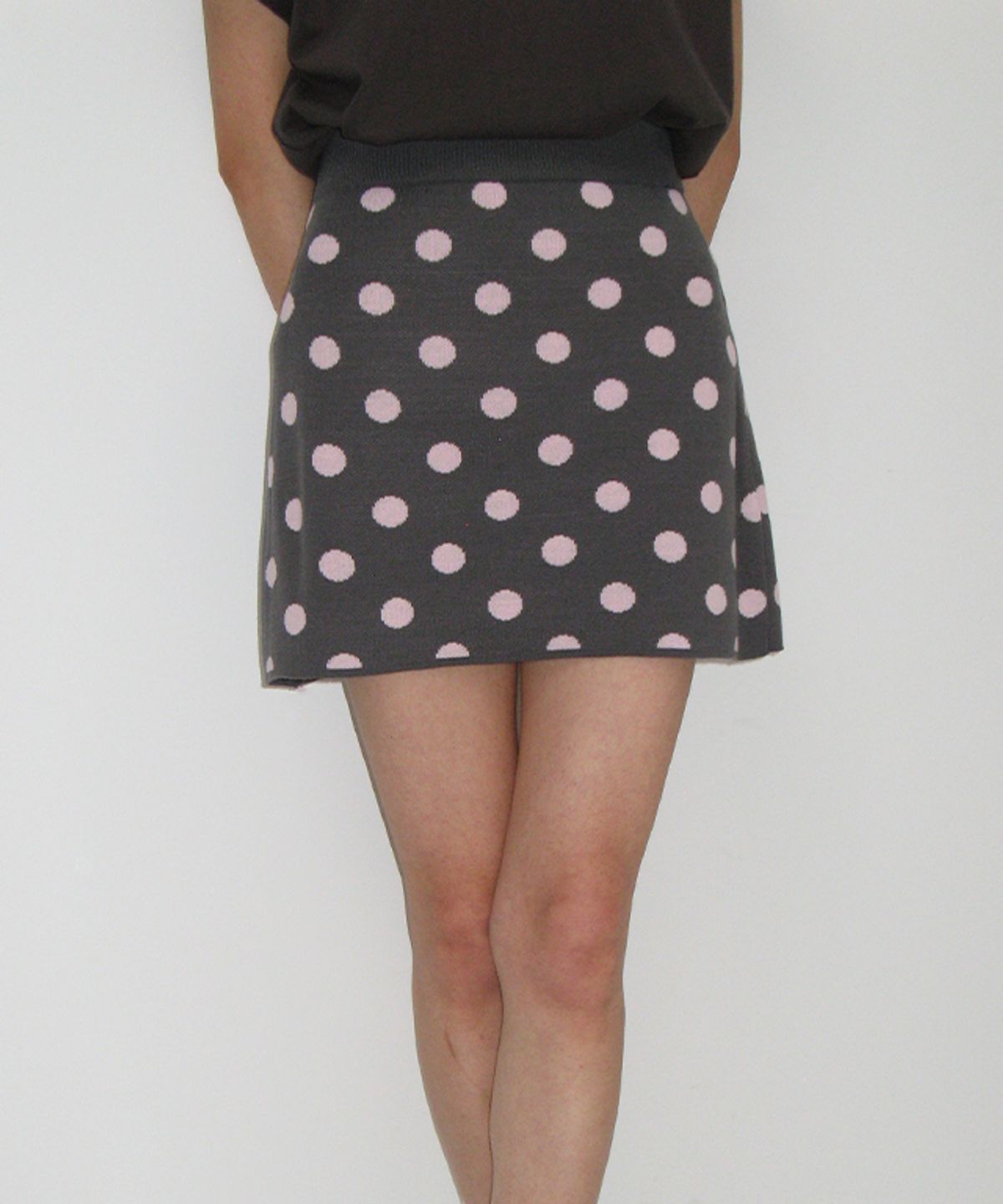 론론(RONRON) DOT PATTERN BANDING KNIT MINI SKIRT CHARCOAL PINK DOT